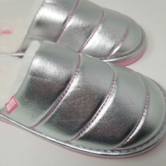 NWT. Justice quilted silver, fur lined house slippers. Size 6. - Picture 15 of 16